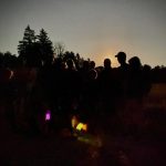 Wandergruppe vor Vollmond